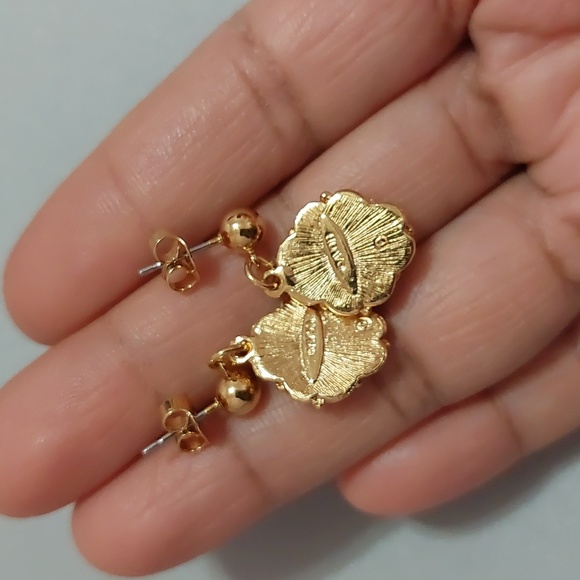 Vintage Avon Gold Tone Cameo Dangling Earrings - Picture 2 of 4